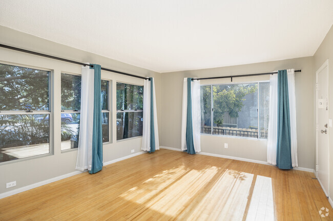 1 BR, 1BA - 750SF - Living Room - 1438 10th St