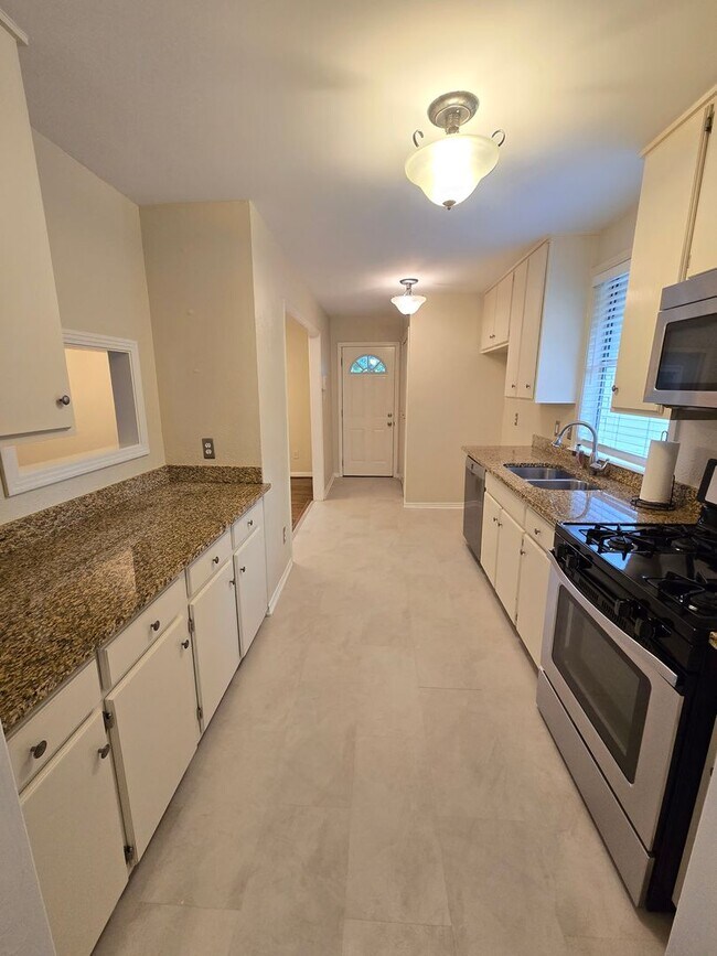 Building Photo - Midway Hollow 3 bed/2 bath Cottage Style Home