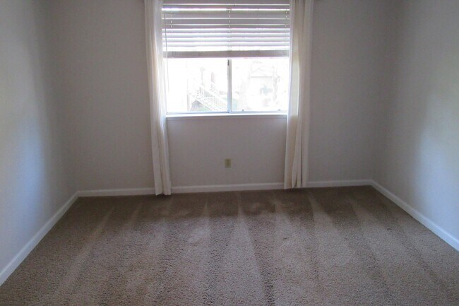 Building Photo - Well Kept 2 Bed/1 Bath Upstairs Condo in South Livermore