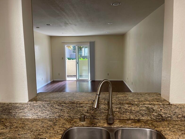 Building Photo - 7405 Charmant Dr