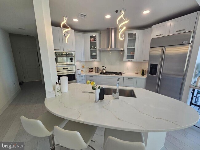 Building Photo - 5750 Bou Ave