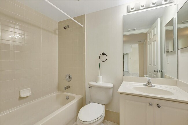 Building Photo - 529 E Sheridan St