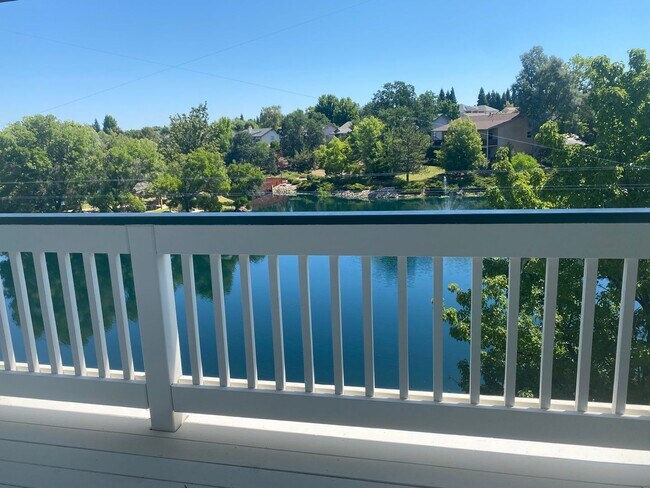 Building Photo - Beautiful Lakefront Home in the Vineyard! 55+ community