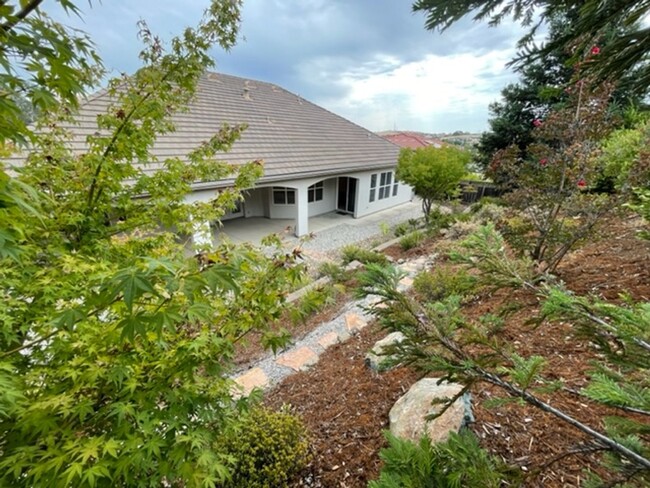 Building Photo - Beautiful, custom single story home in Hil...