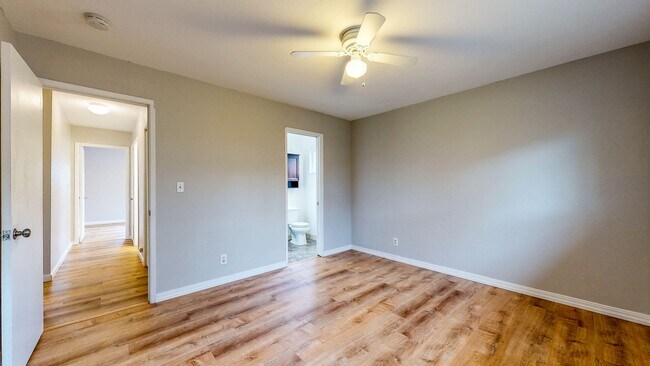 Building Photo - 3 Bedroom 2 Full Bath with Private Yard and 1 Car Garage !