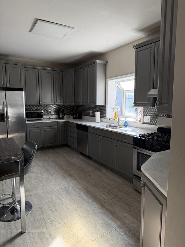 Building Photo - 1615 W Lawrence Ave