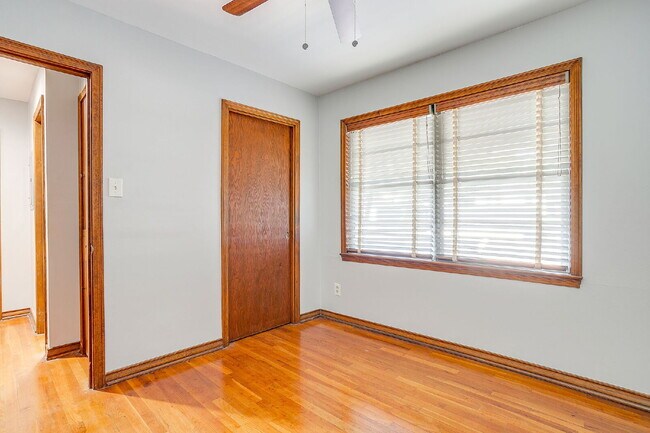 Building Photo - Historic 2 bed, 1 bath Apartment in Covete...