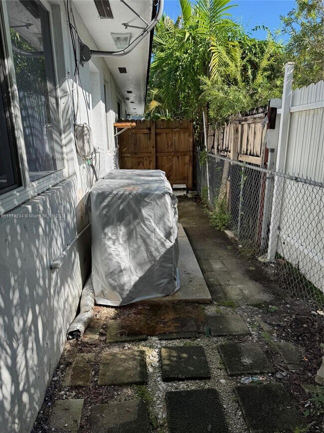 Building Photo - 3639 SW 12th St