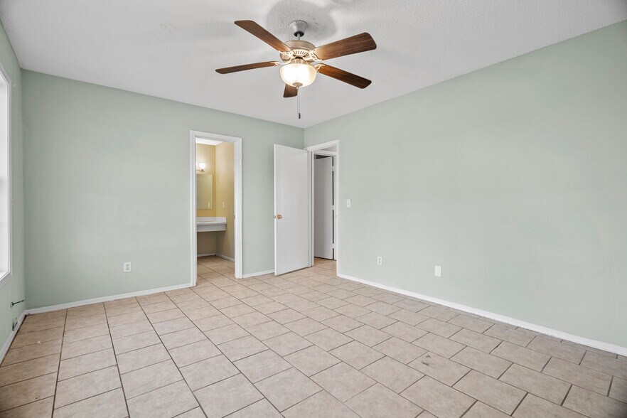 Building Photo - 2231 Woodridge Ln