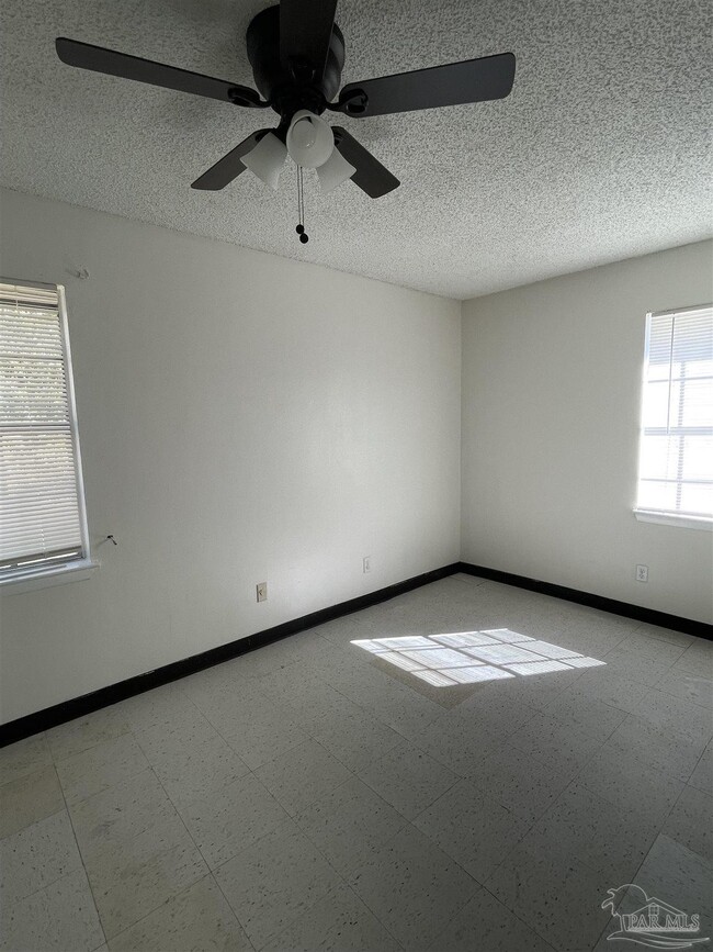 Building Photo - 1121 Lake Dr