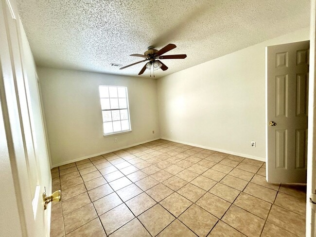 Building Photo - Elkins! 3 bed 2 bath with a huge fenced back yard