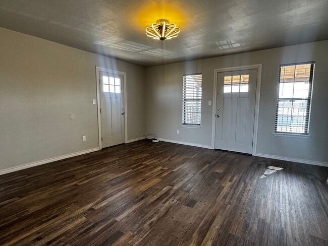 Building Photo - 501 Oak Ave