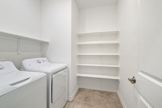 Building Photo - Homey 4 Bedroom, 2 Bath, 1-Story Home in H...