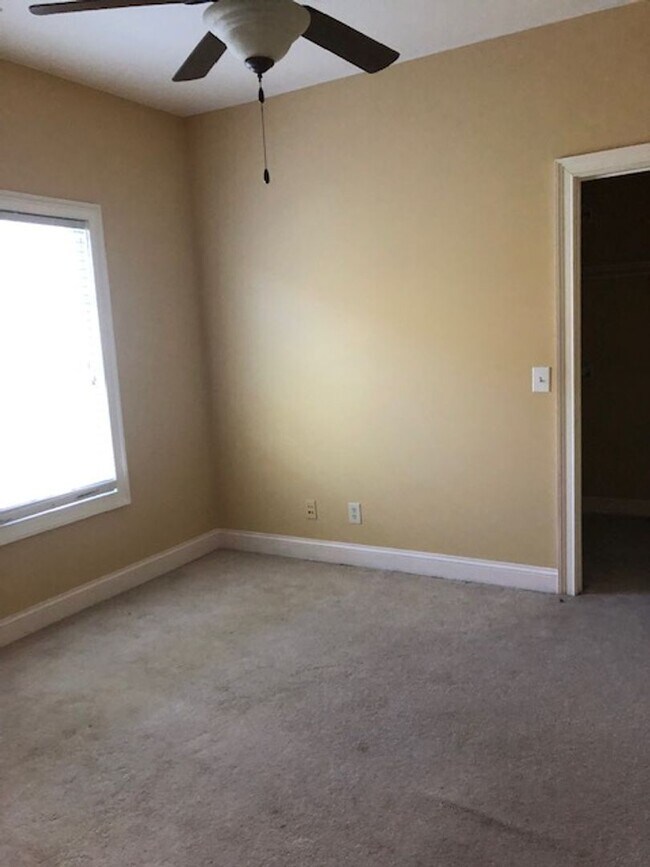 Building Photo - 237 Dogwood Cir