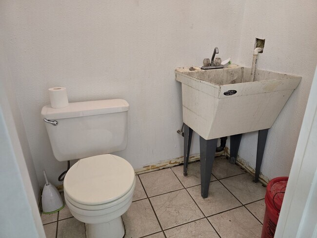 Building Photo - 2037 NE Stephens St