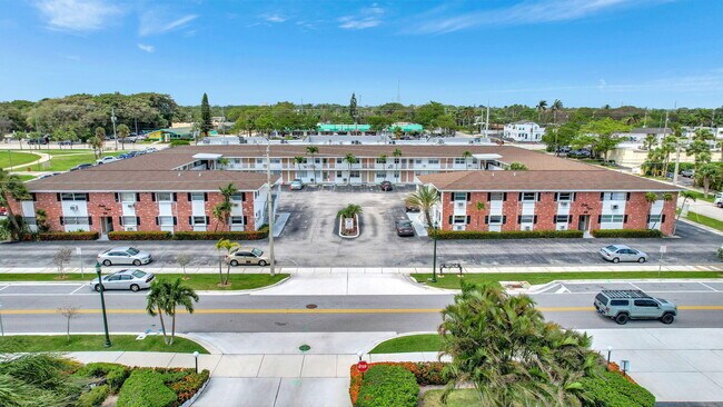 Building Photo - 810 Lake Shore Dr