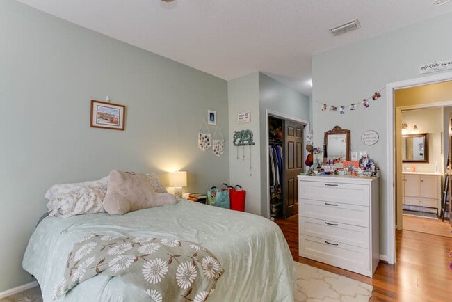 Building Photo - 321 Duke St