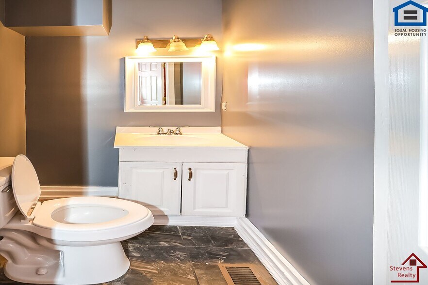 Building Photo - 912 W Scott Ave