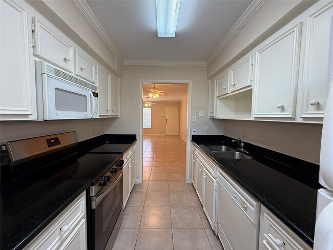 Building Photo - 1223 Augusta Dr