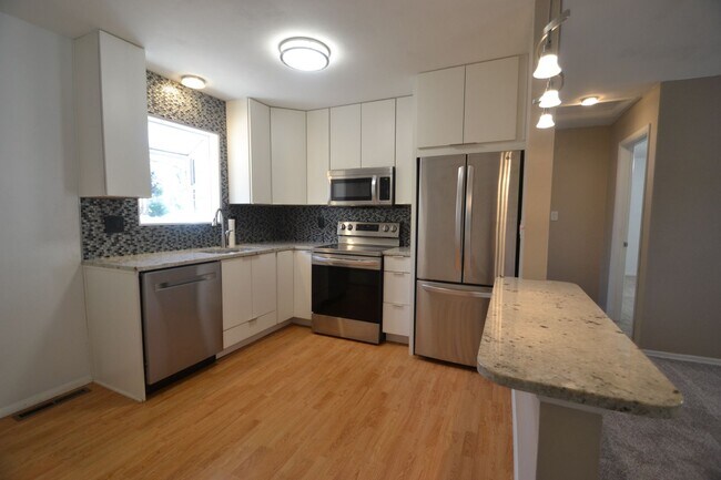 Building Photo - 1002 N Walnut St