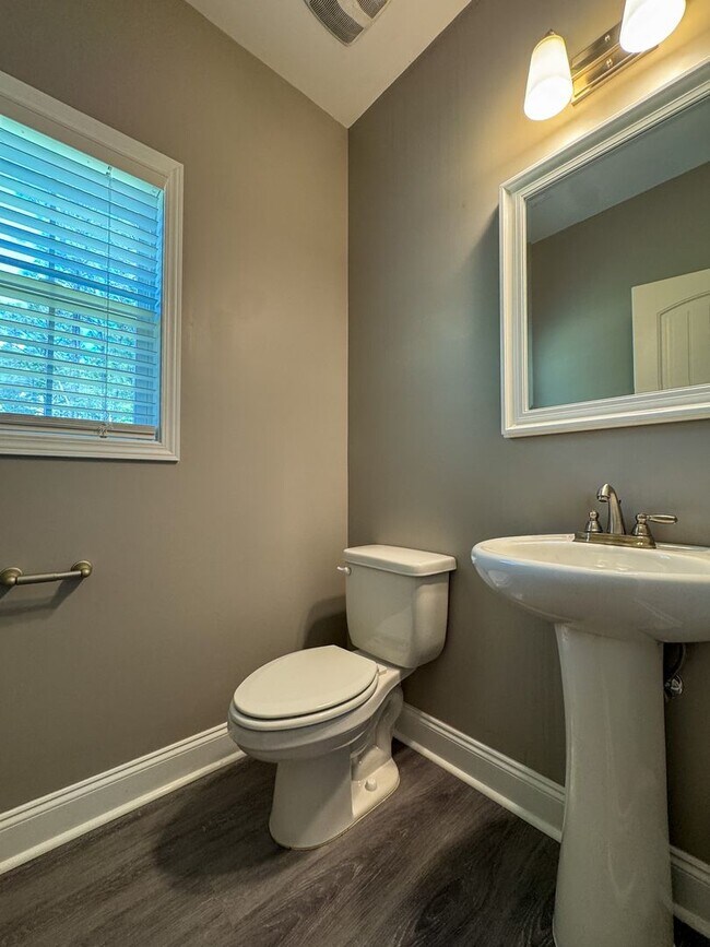 Building Photo - Beautiful 4 Bed 2.5 Bath Home in North Fayetteville