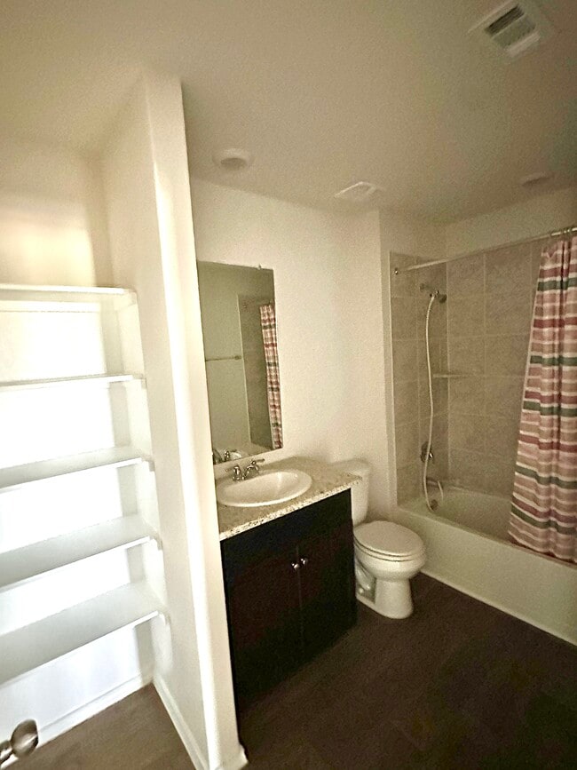 Building Photo - 425 Middle Green Loop