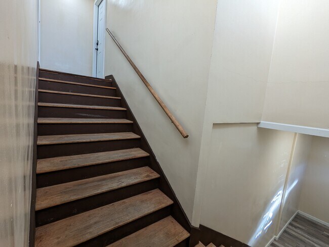 Building Photo - 613 4th St