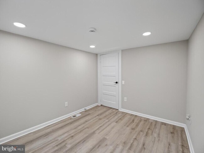 Building Photo - 6008 Addison Rd