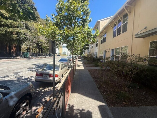 Building Photo - Large 3-Bedroom, 3.5 Bathroom Townhome in Metro Walk Village Neighborhood