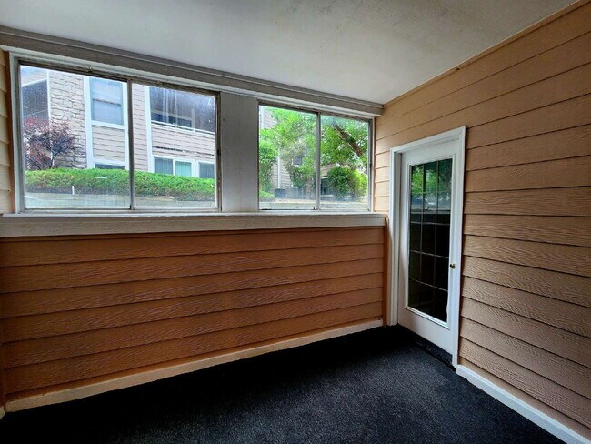 Building Photo - PRICE DROP!  Beautiful Ground Floor 2 Bed 2 Bath Condo! Sunroom!