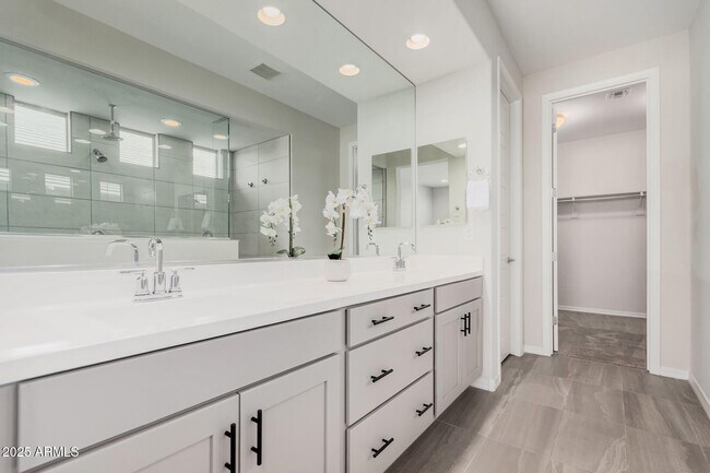 Building Photo - 8828 W Palo Verde Dr