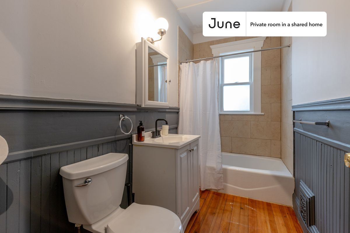 Building Photo - Room in Shared 3 bed/1 bath home