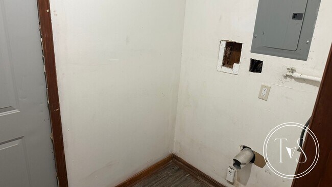 Building Photo - WINTER MOVE-IN SPECIAL: 50% OFF 1ST FULL MONTH OF RENT** (**see description for details)