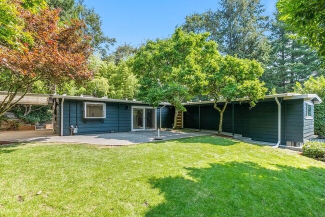 Building Photo - Elegant Air-Conditioned Newly Remodeled Matthews Beach Rambler