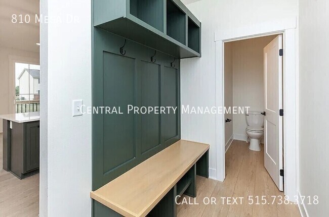 Building Photo - 810 SE Mesa Dr