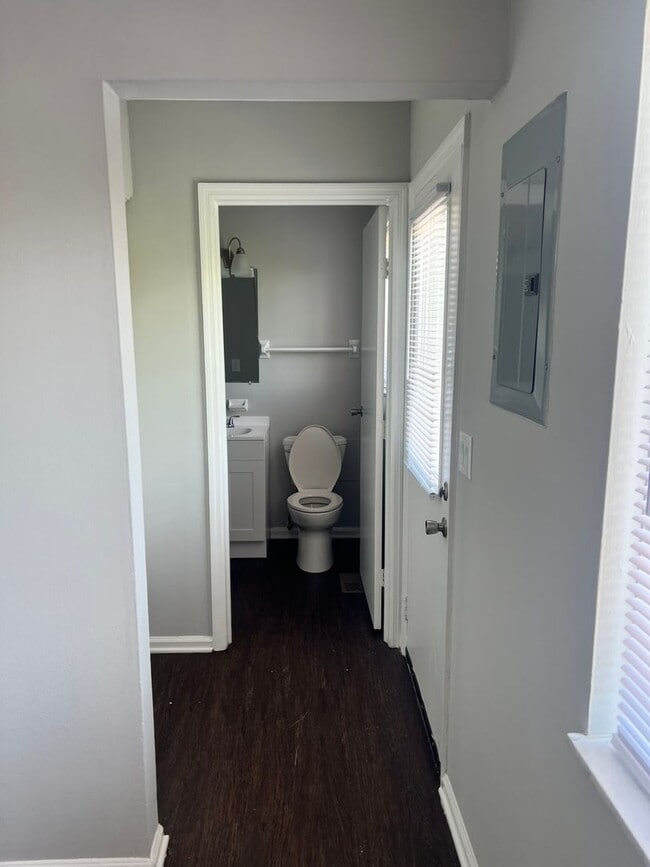 Building Photo - Spacious 2 bedroom/1.5 Bath Townhouse with...
