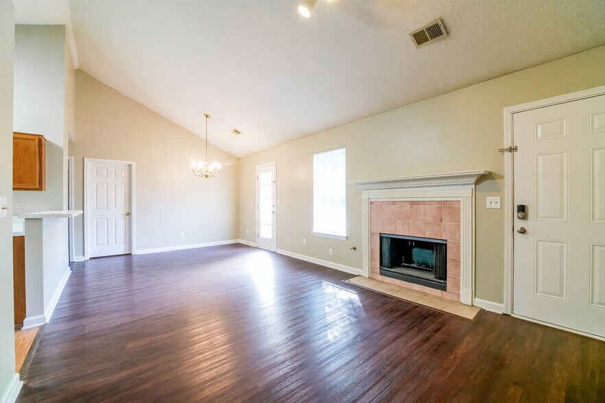 Building Photo - 1214 Foxwood Dr