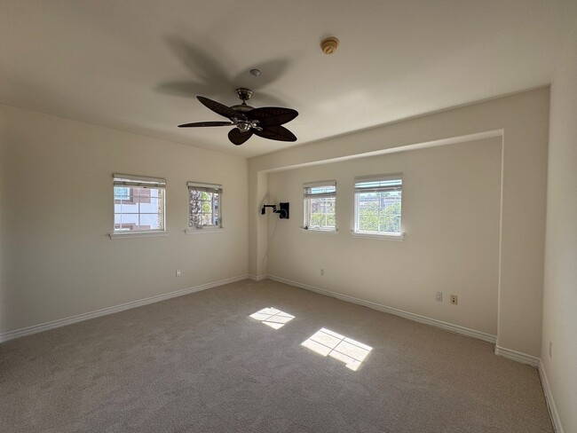 Building Photo - Top floor Playa Vista Condo 2+2