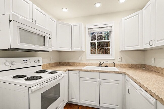 Building Photo - Cozy Cottage in Downtown Fredericksburg