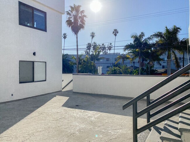 Building Photo - Prime Venice 1Bed/1Bath Condo! Don't Miss Out!