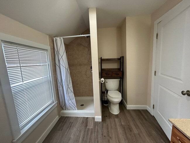 Building Photo - Charming Downtown Grove City Home