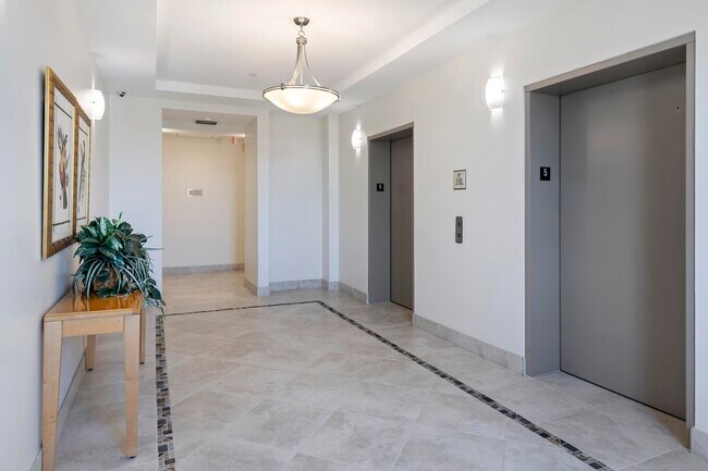 Building Photo - 511 Lucerne Ave