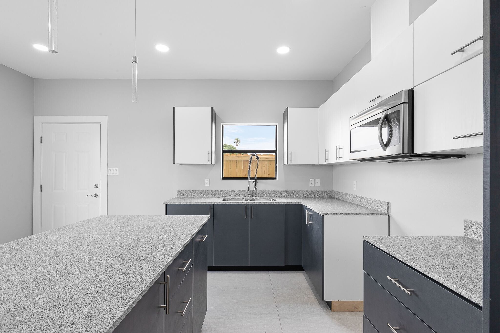 Building Photo - 2020 Summerland Ln