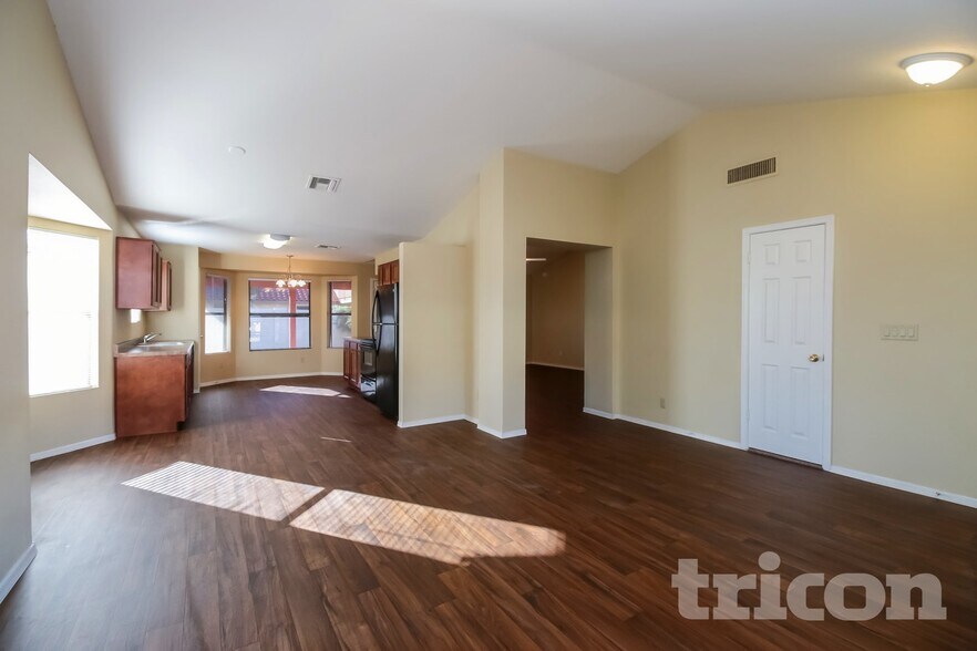 Building Photo - 7743 W Dreyfus Dr