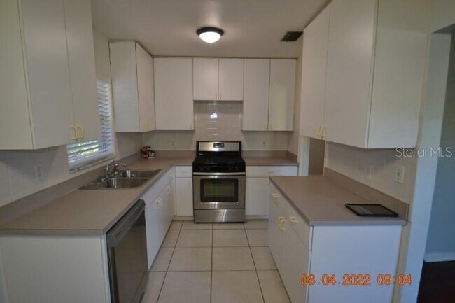 Building Photo - 2801 Sanders Dr