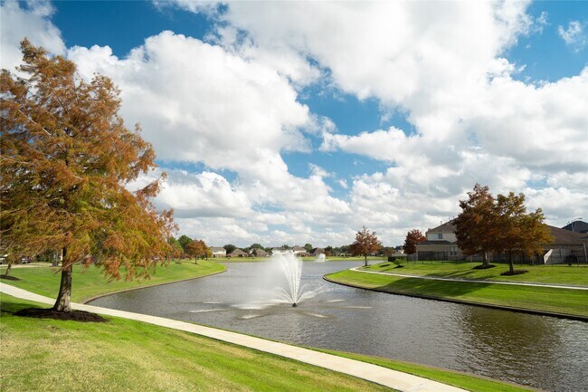 Building Photo - 15419 Hazel Thicket Tr