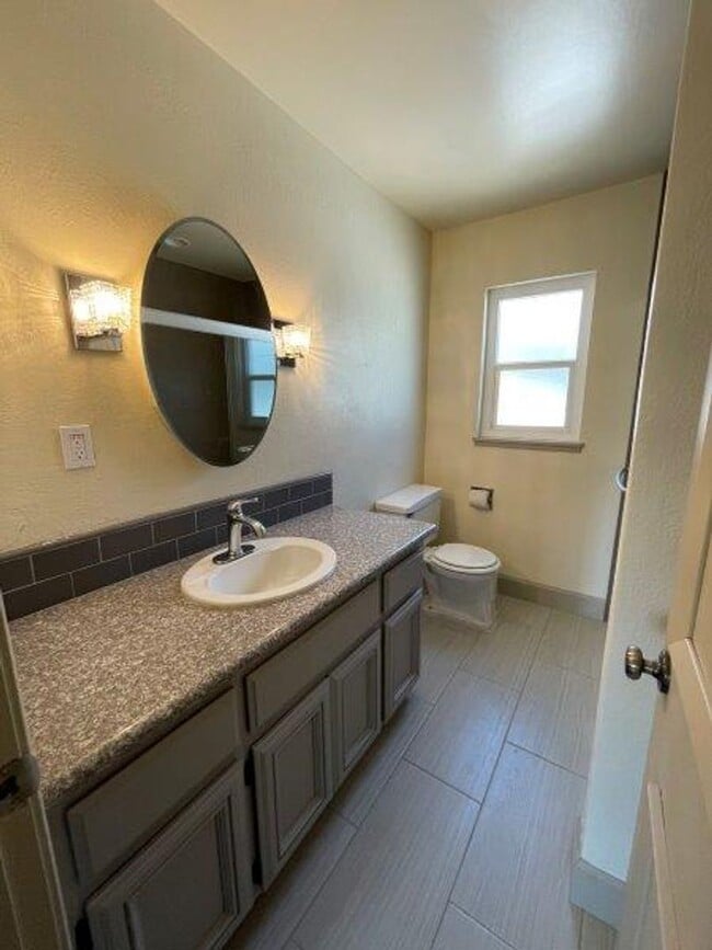 Building Photo - Gorgeous 2 Bedroom in Tahoe Park