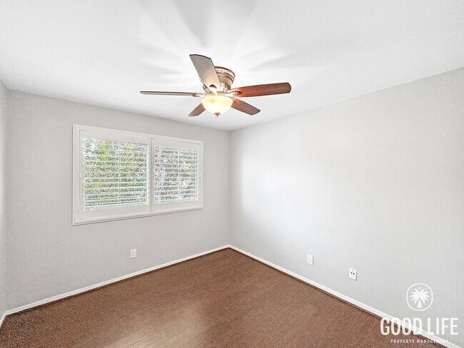 Building Photo - Spacious 2B/1.5BA Condo in Bay Park! Reserved Parking, Balcony, Fireplace Display & Pool!