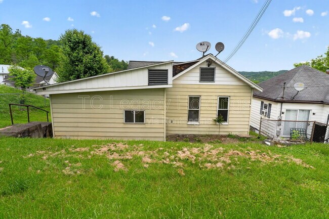 Building Photo - 407 Simpson Ave