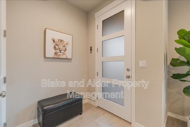 Building Photo - 16349 SE Sunshower Pl